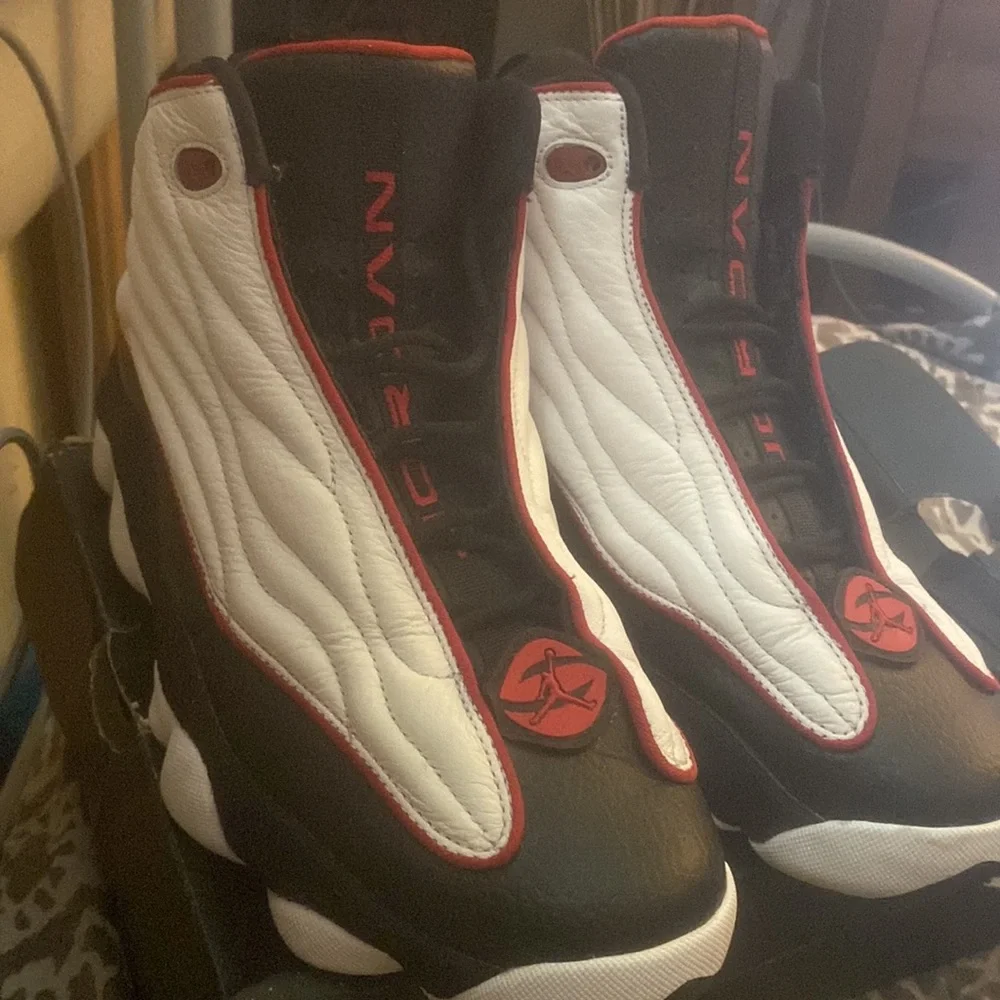 MEN’S JORDAN PRO-STRONG ( BLACK VARSITY RED/WHITE) SIZE 9US